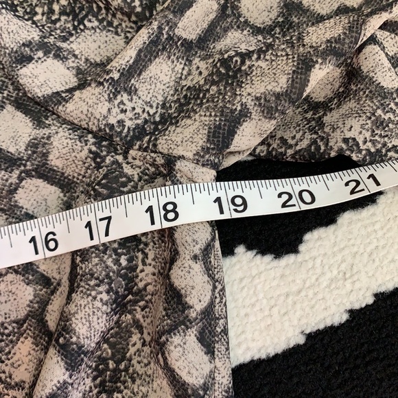 Show Me Your MuMu “Tillie Tie” Snake Print LaceUp Romper Size Large - Picture 13 of 16